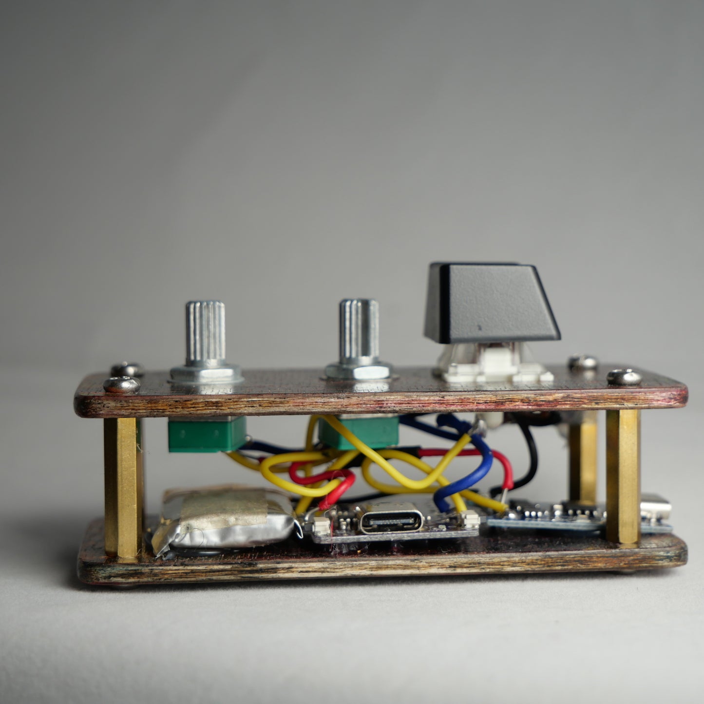 madMidiCustom Wireless Midi Controller 1 button, 2 potentiometers